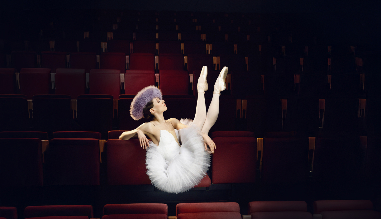 Baletdejotāja teātra zāles interjerā