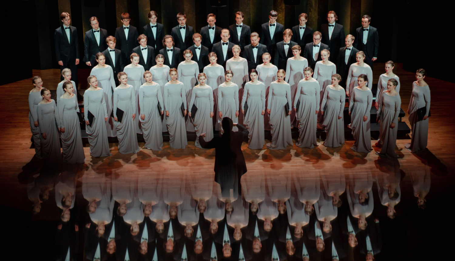 Jauniešu koris "Kamēr" un diriģents uzstāšanās brīdī