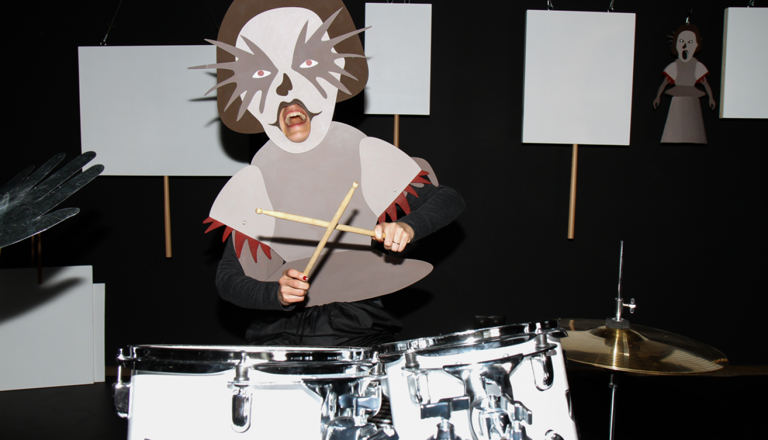 Izrādes tēls uz skatuves spēlē bungas