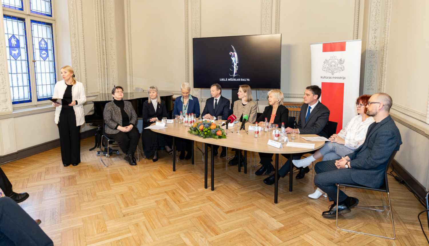 Lielās mūzikas balvas 2024 nominantu paziņošanas preses konference. Žūrijas pārstāvji sēž pie galda