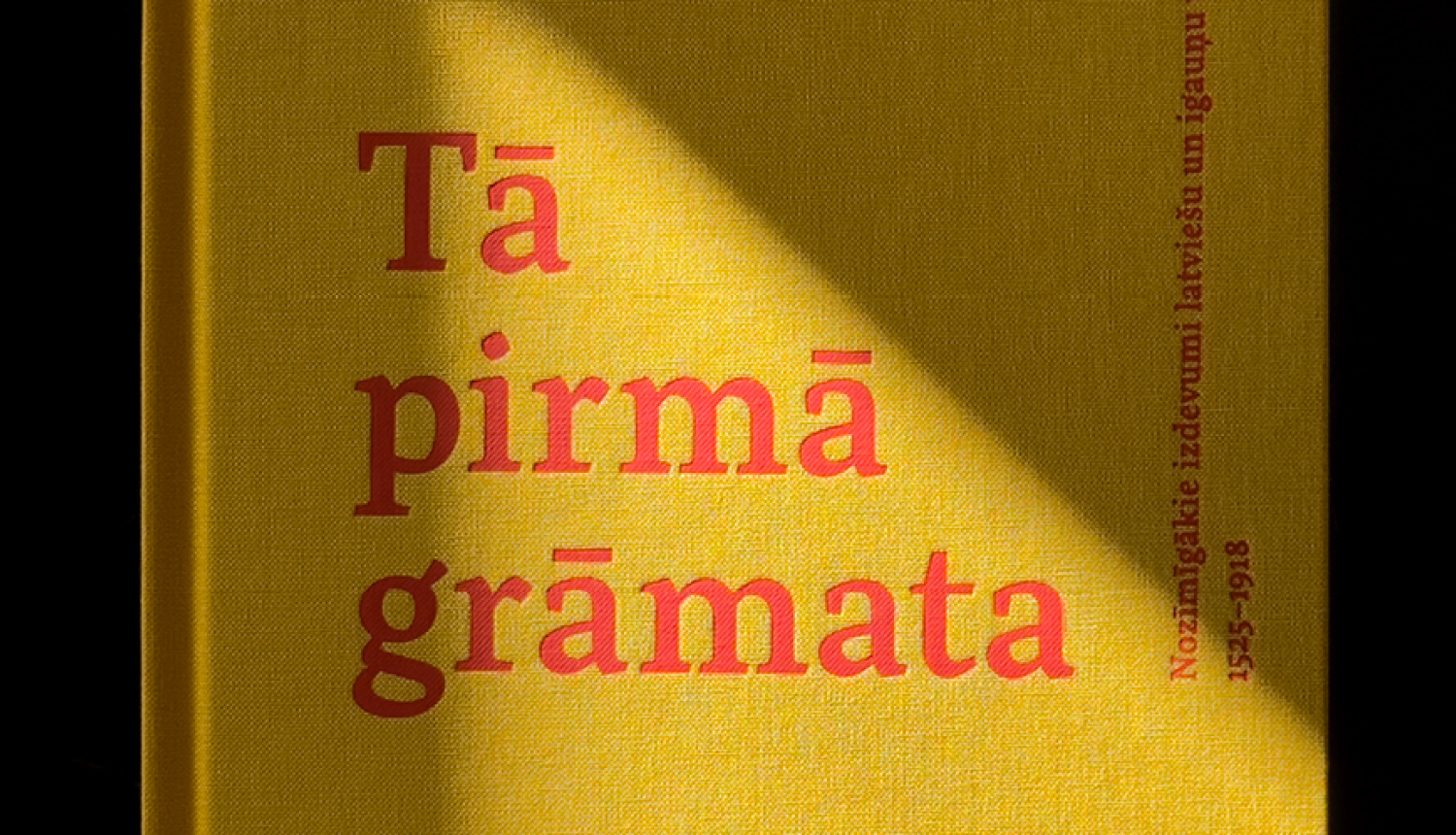 “Tā pirmā grāmata. Nozīmīgākie izdevumi latviešu un igauņu valodā. 1525–1918” grāmatas vāks, publicitātes foto, foto: Dārta Hofmane