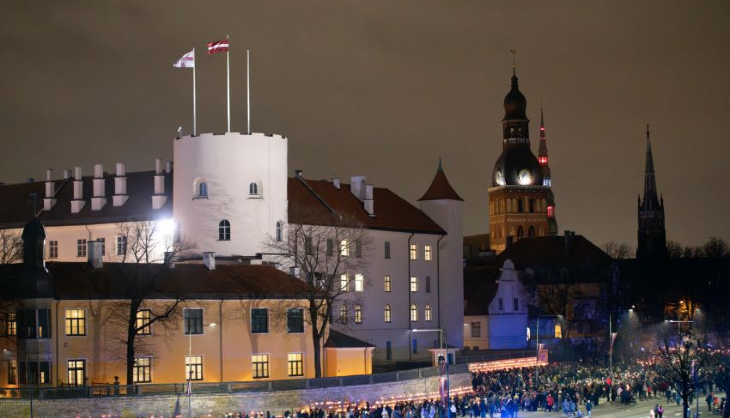 Rīgas pils fasādes skats naksnīgā apgaismojumā