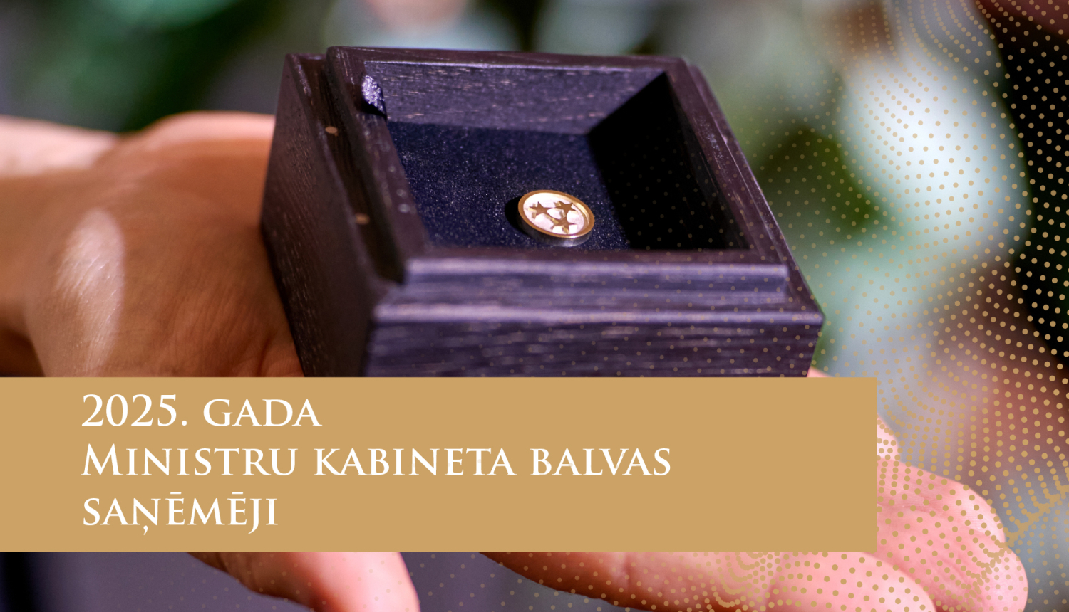 Krūšu nozīme greznā iesaiņojumā; uzraksts: 2025. gada Ministru kabineta balvas saņēmēji
