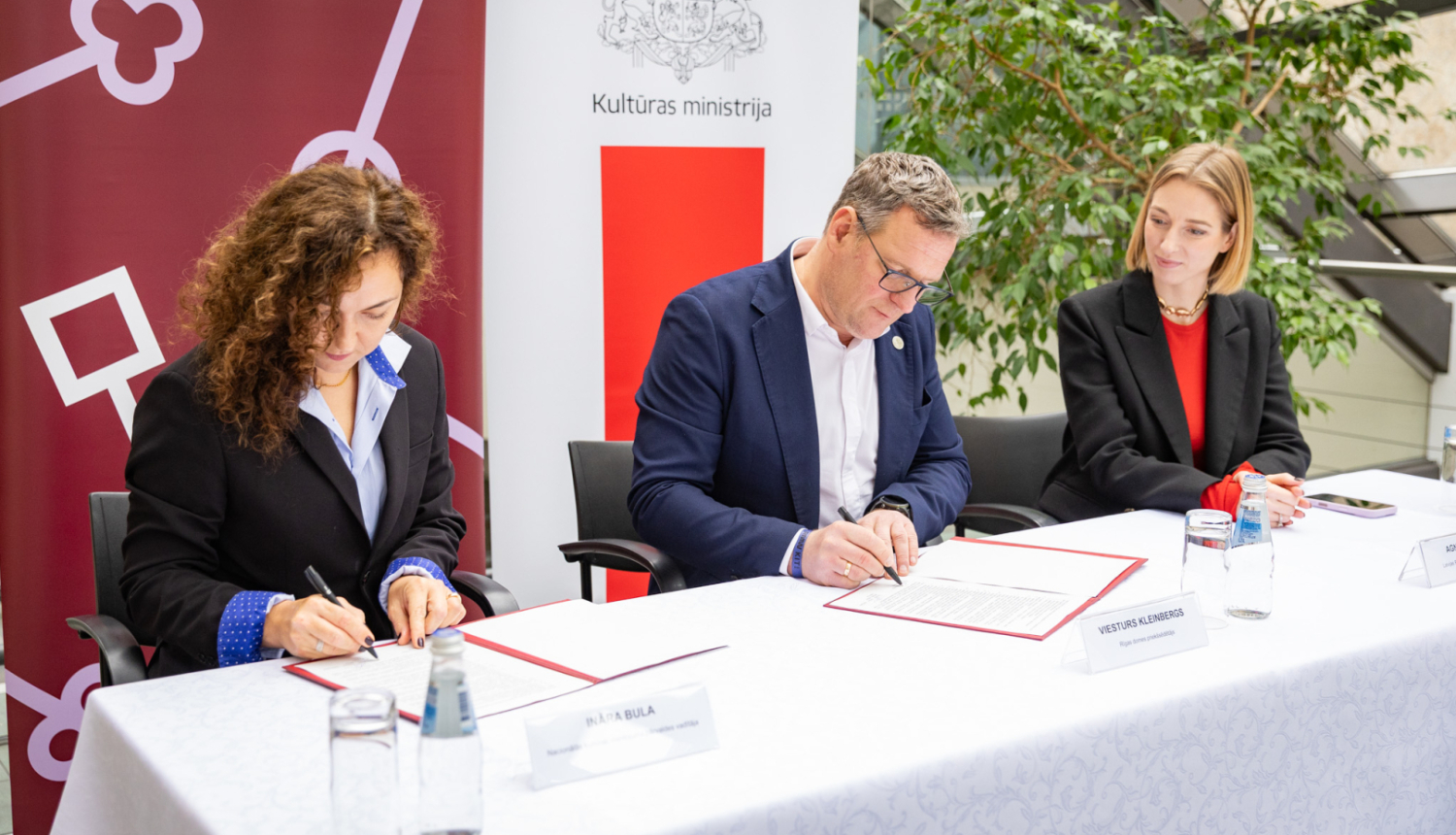 Nacionālās kultūras mantojuma pārvaldes un Rīgas domes pārstāvji paraksta sadarbības morandu pie galda Rīgas domes telpās