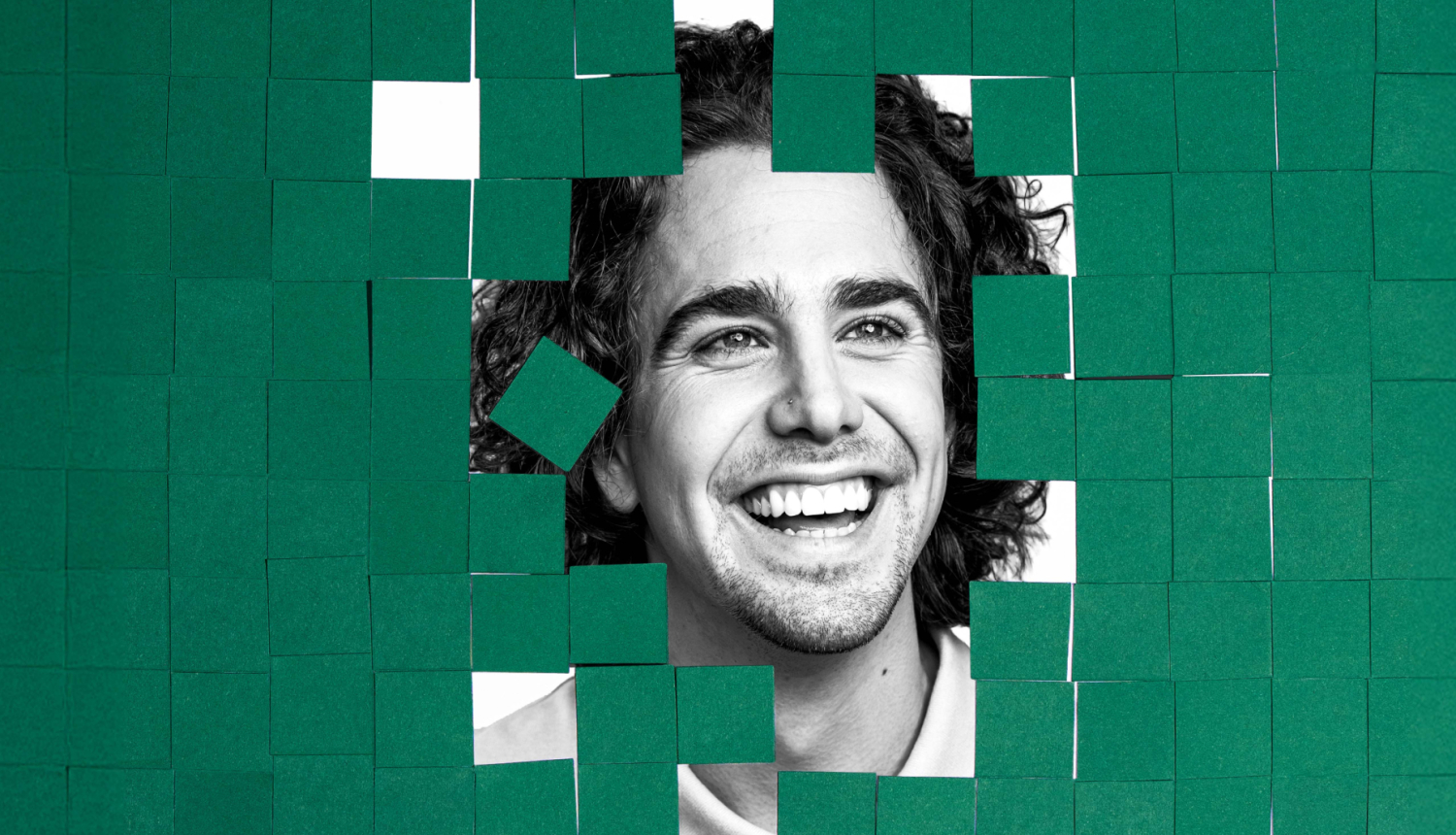 Izrādes publicitātes attēls, vīrieša portrets ar zaļas krāsas kvadrātiem tam apkārt, kas sakārtoti kā flīzes