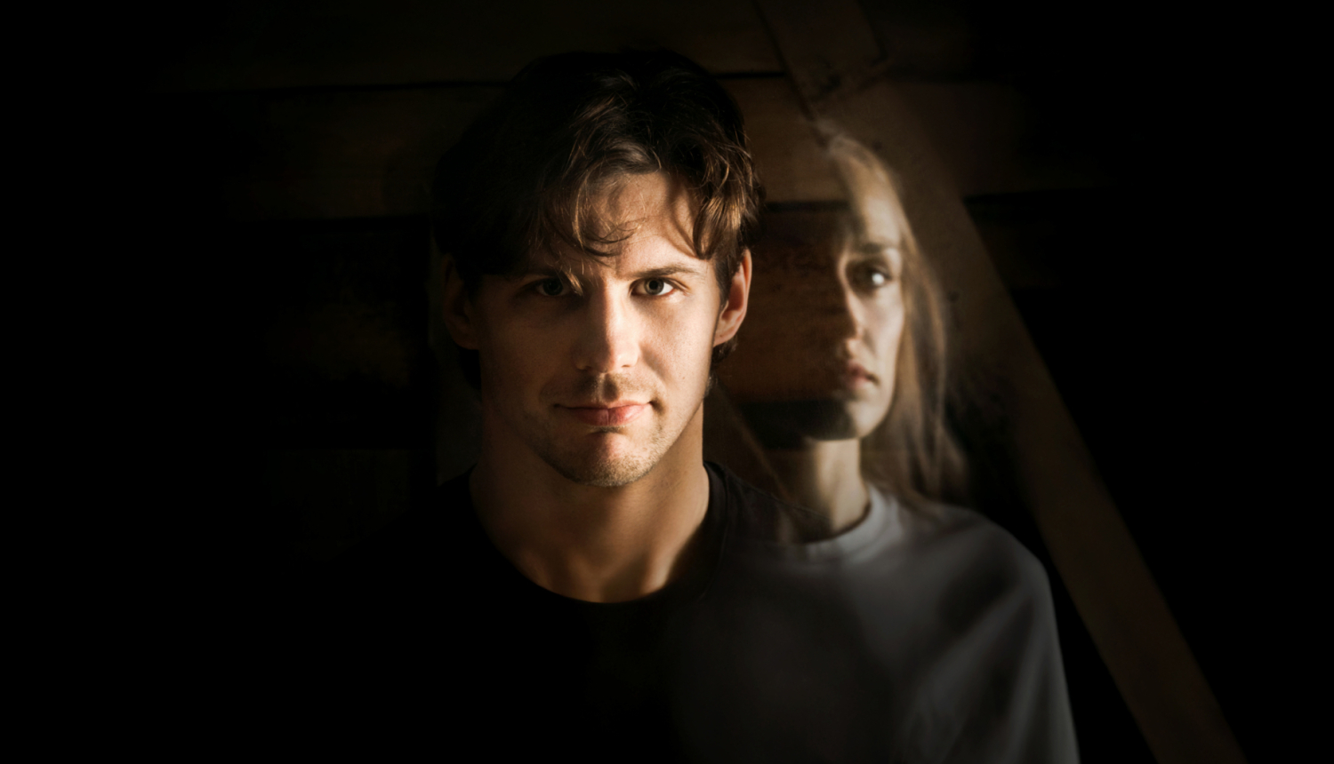 Divi izrādes tēli tumsā, iestudējuma publicitātes attēls