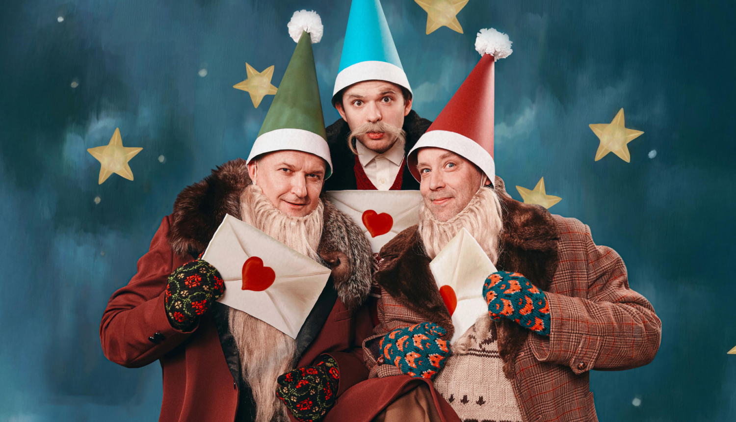 Koncertiestudējuma “Pastkartes Ziemassvētkos” publicitātes foto - aktieri rūķu cepurēs un ar liela izmēra vēstulēm rokās