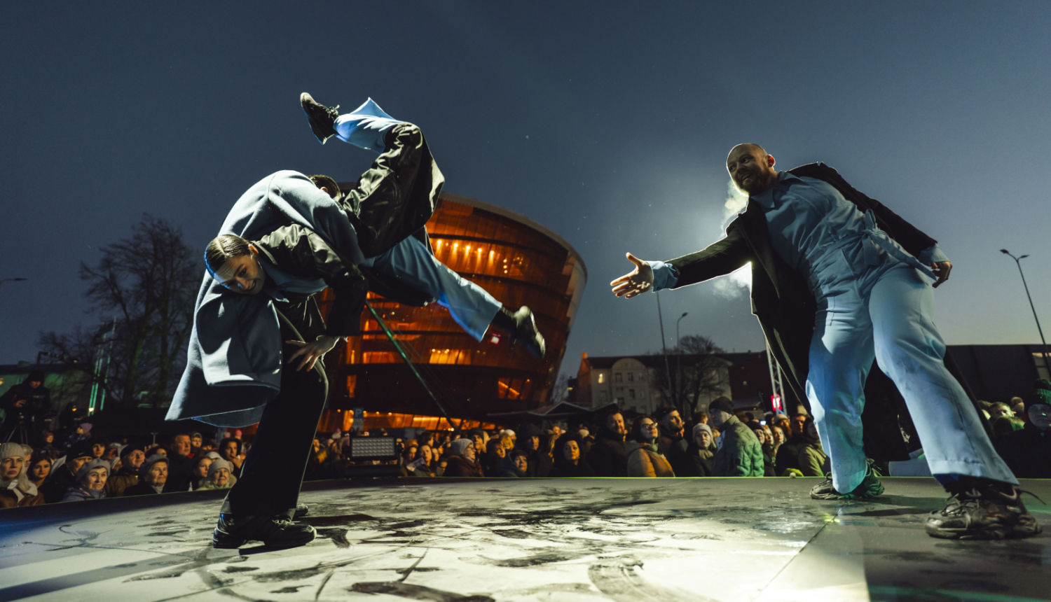 Trīs dejotāji izpildi laikmetīgo deju pasākumā Liepājā