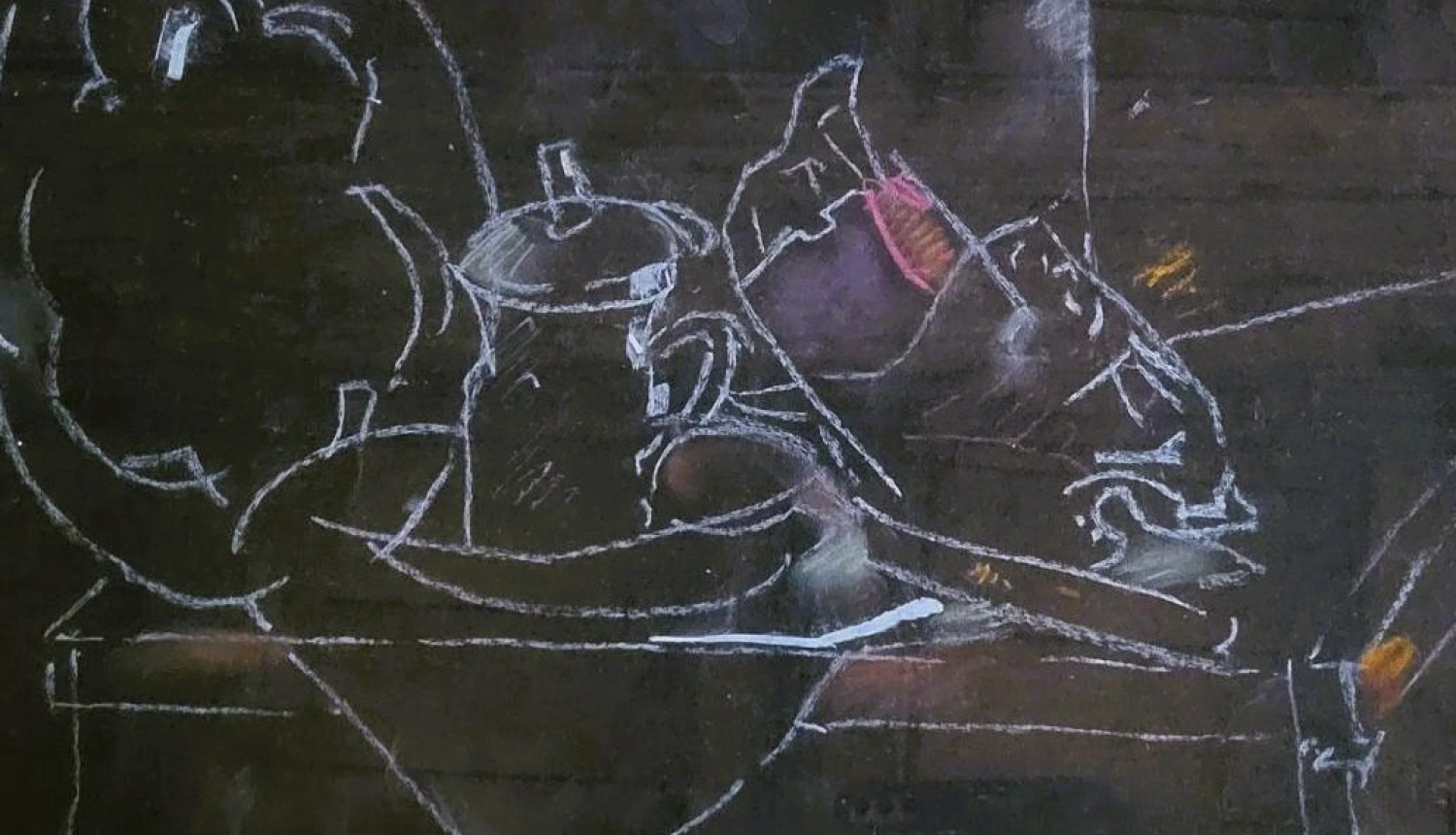 Uz tumša fona ar gaišu līniju klusās dabas aprises - priekšmeti uz galda