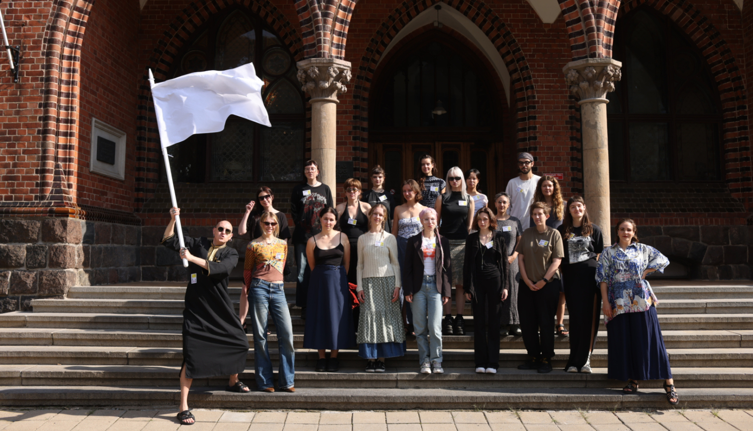 Rezidences programmas dalībnieki pie Latvijas Mākslas akadēmijas fasādes