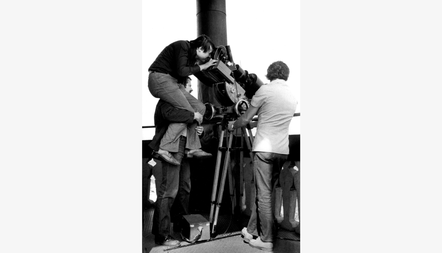 Romualds Pipars filmē pakāpies uz pleciem Jānim Milbretam