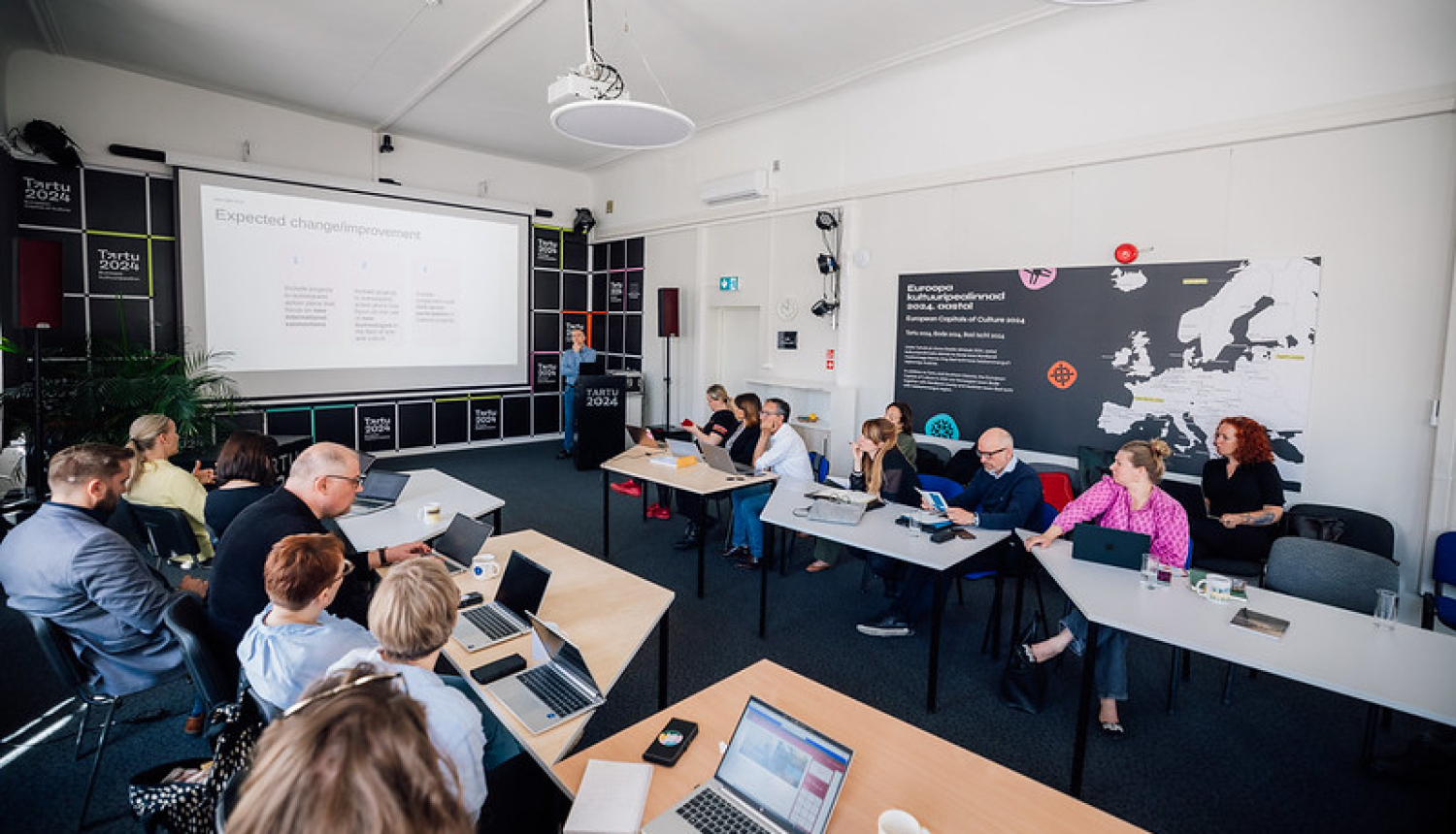 Sadarbības projekta dalībnieki strādā darba grupā