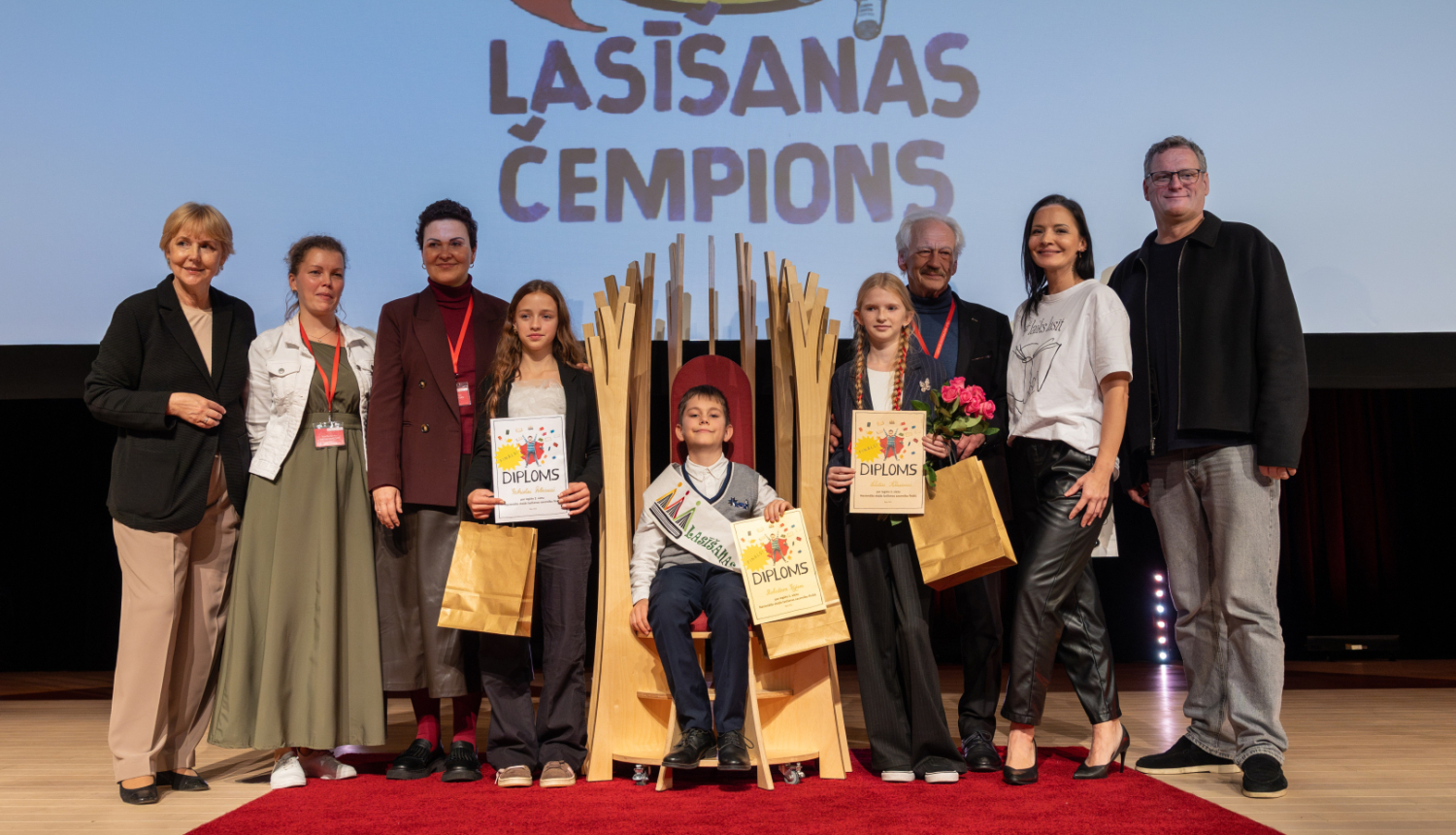 Skaļās lasīšanas sacensību laureāti un žūrijas dalībnieki