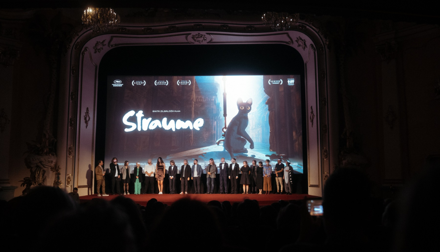 Filmas "Straume" pirmizrāde, filmas komanda uz skatuves.