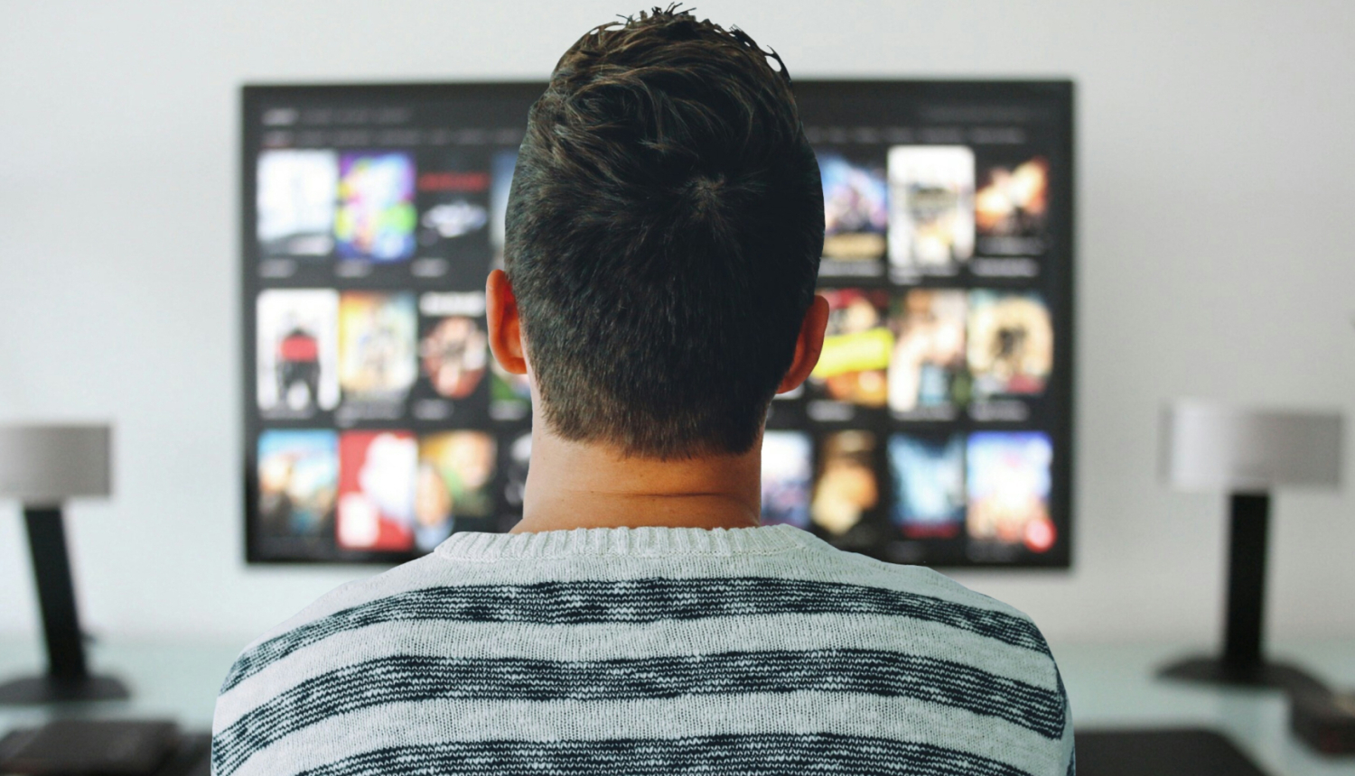 Cilvēks pie TV ekrāna