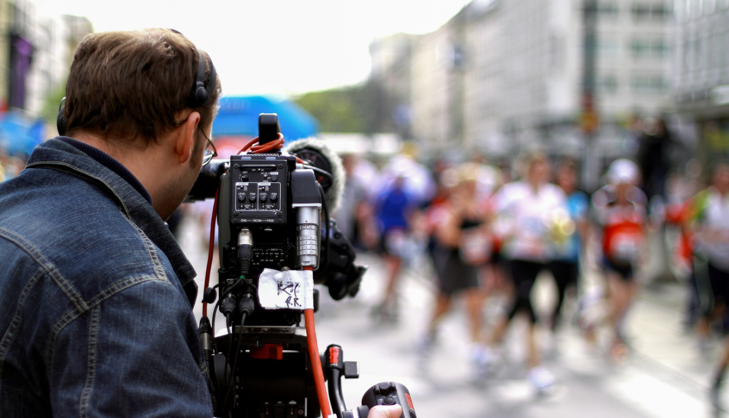 TV kameras operators filmējot publisku pasākumu pilsētvidē
