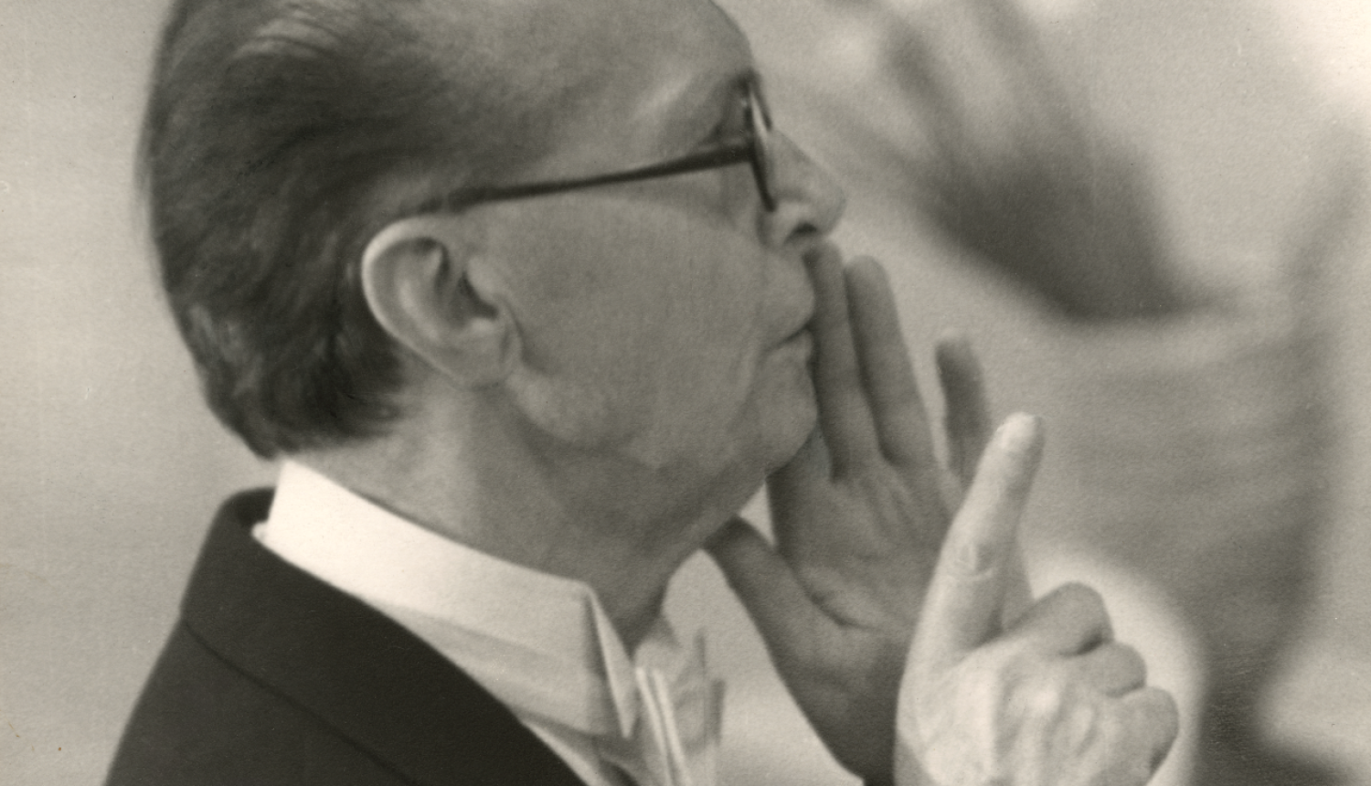 Diriģents Teodors Kalniņš darba procesā - melnbaltā fotogrāfija, portrets