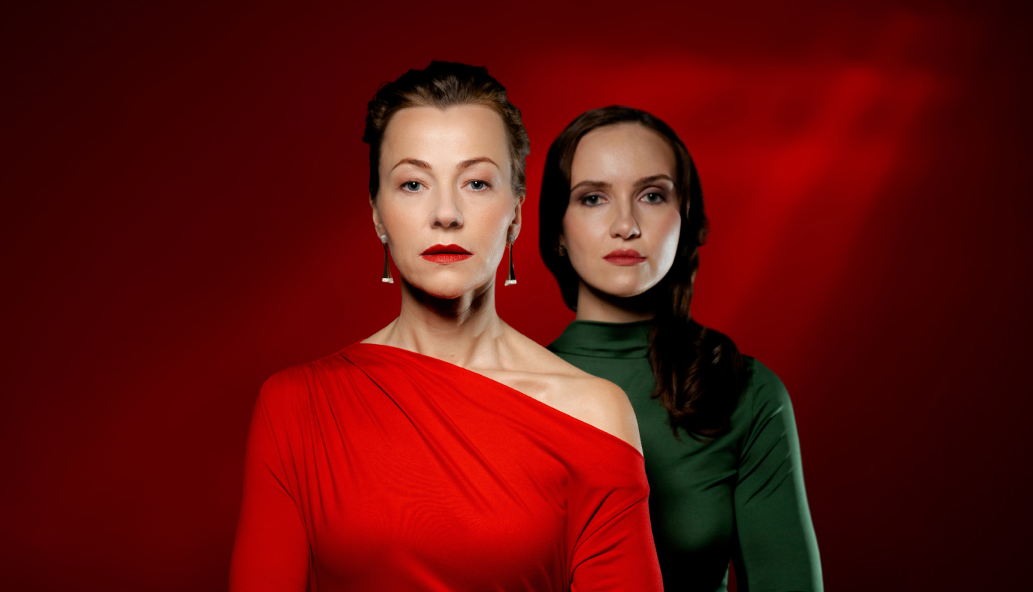 Divas sievietes - aktrises uz sarkanas krāsas fona. Izrādes publicitātes attēls