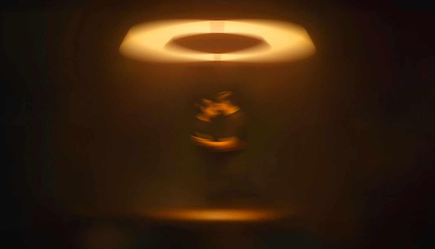 "Zvaigznāji" makets - divi cilvēki apskaujas zem apaļas gaismas