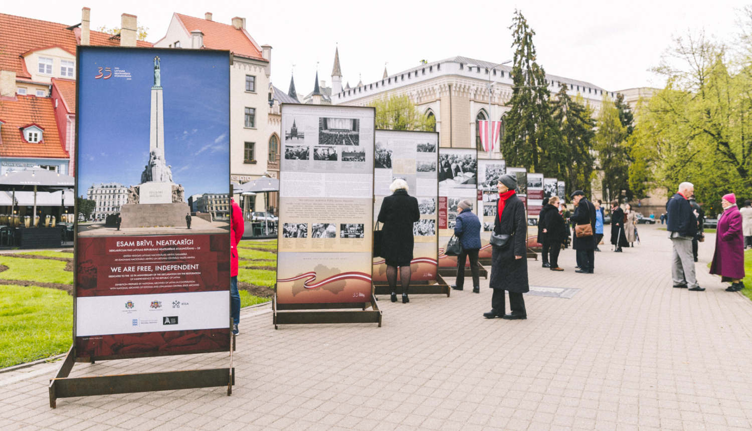 Izstādes atklāšana Līvu laukumā