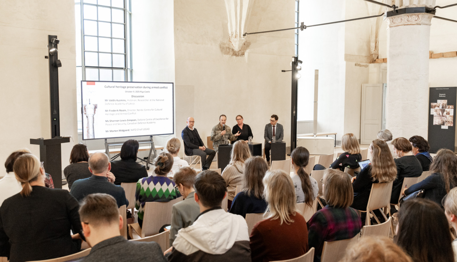 Diskusijas dalībnieki un klausītāji Latvijas Nacionālā vēstures muzeja konventa zālē