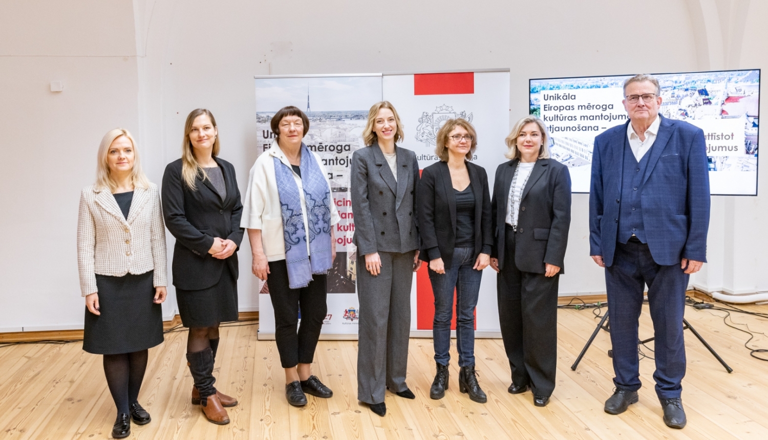 Septiņas personas auditorijas priekšplānā