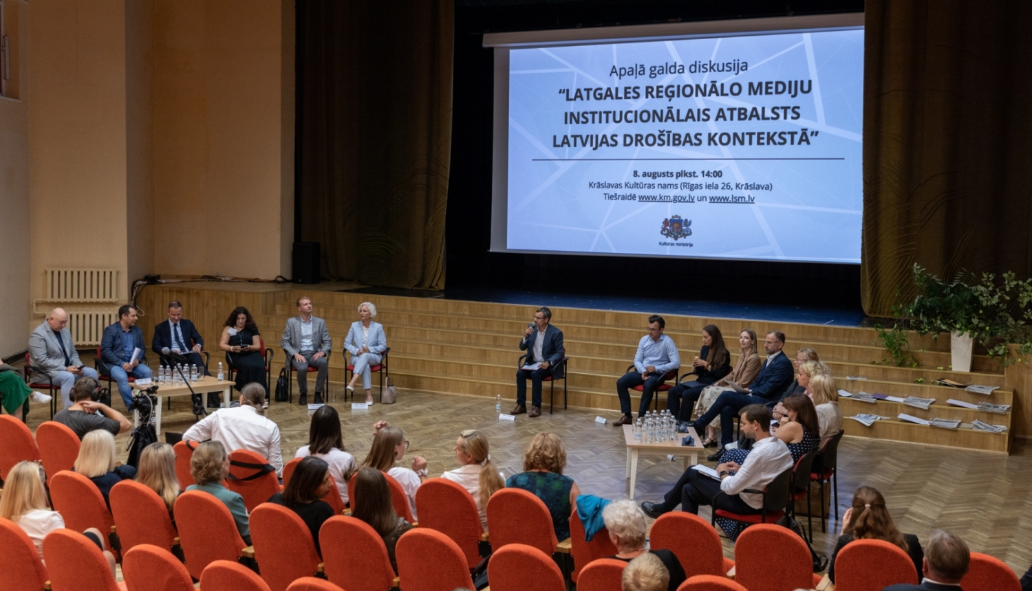 Diskusijas dalībnieki auditorijā