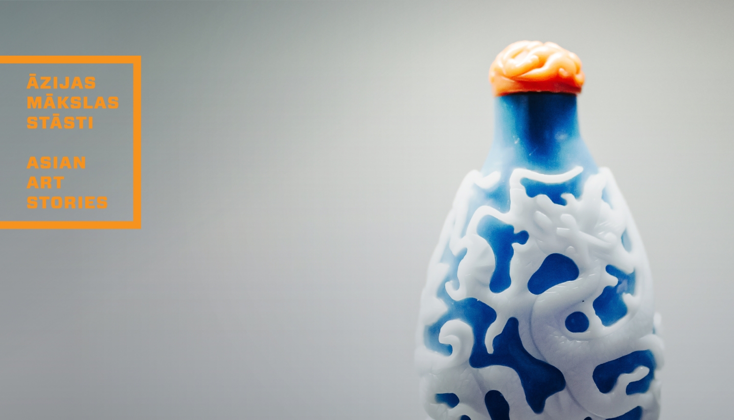 Vizuālā identitāte izstādei “Ķīnas šņaucamās tabakas pudelītes” ciklā “Āzijas mākslas stāsti”. Dizaina autore: Kristīne Jansone. Publicitātes attēls