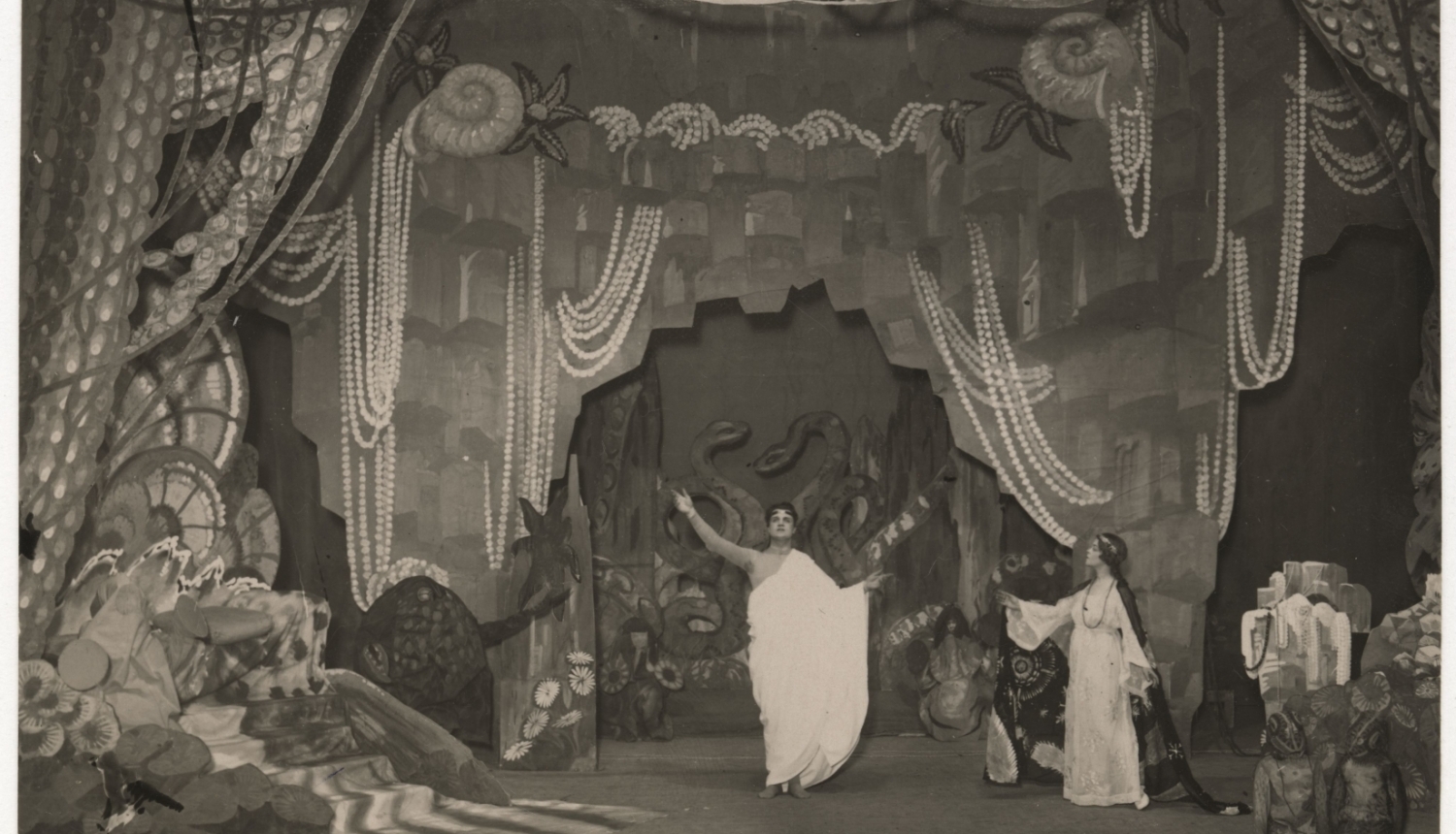 Skats no Aspazijas lugas “Zalša līgava” pirmiestudējuma 1928. gadā Latvijas Nacionālajā teātrī. Foto: nezināms.