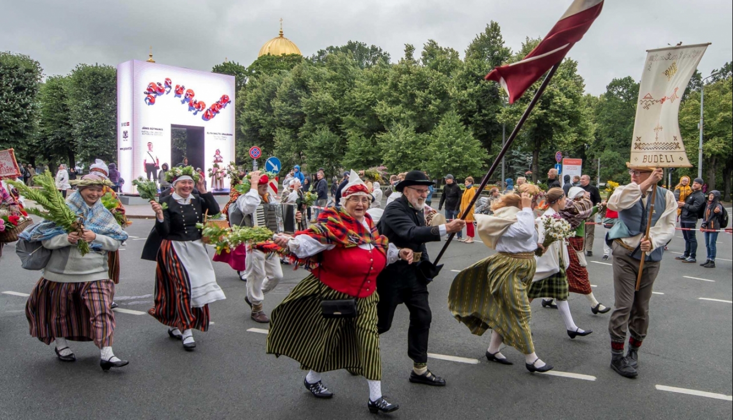 Darbs no izstādes “Budēļi dzied Dziesmu svētkos”, foto autors: Andris Eglītis