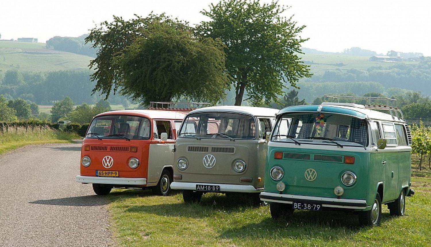 Trīs Volkswagen busiņi uz ceļa