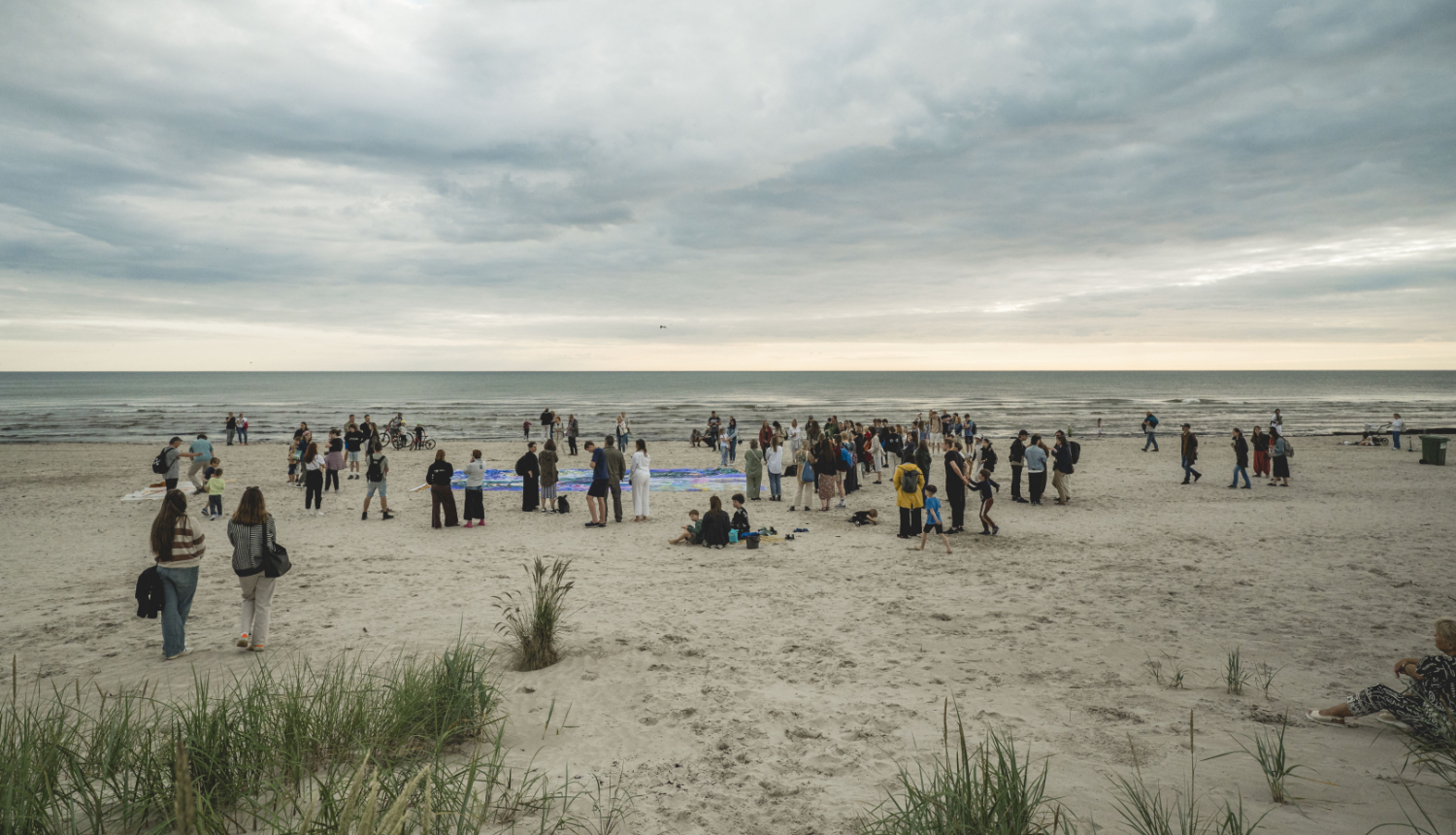 Cilvēki pludmalē pasākumā