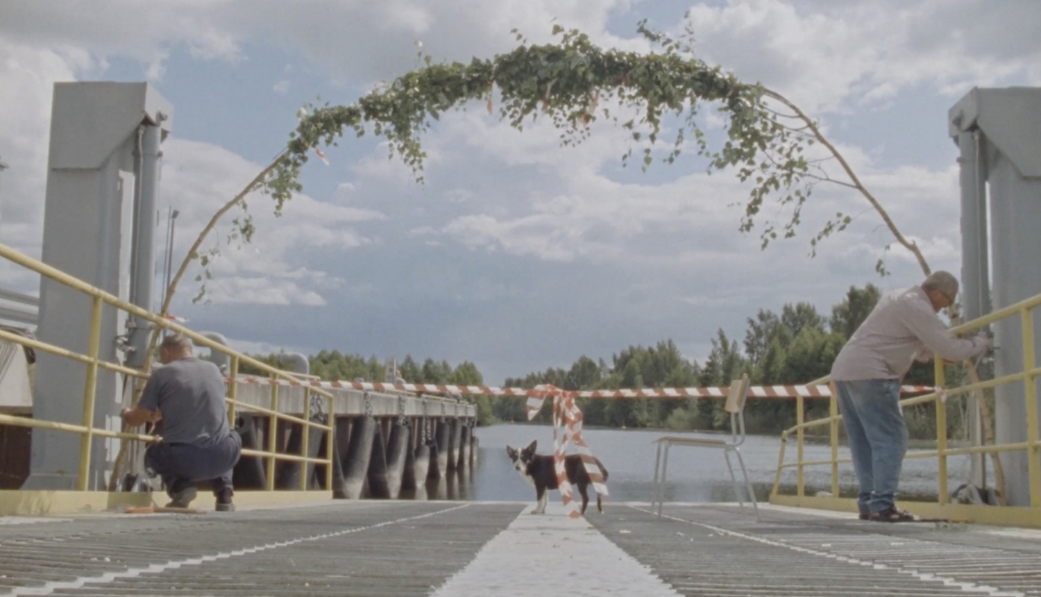 Kadrs no Viestura Kairiša īsfilmas "Līdziedzīvotāji / Cohabitants"