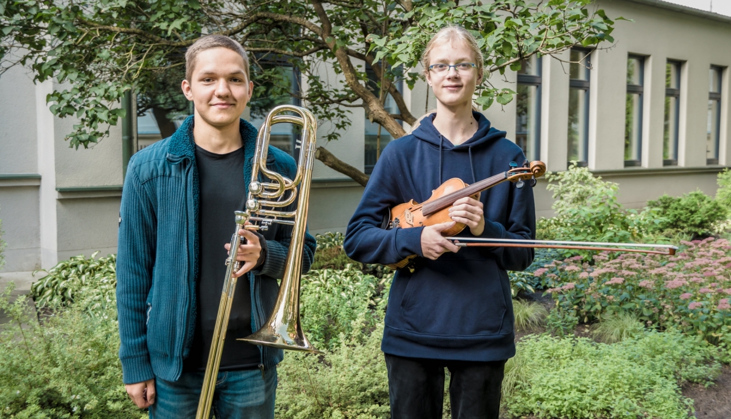 Skolēni ar mūzikas instrumentiem