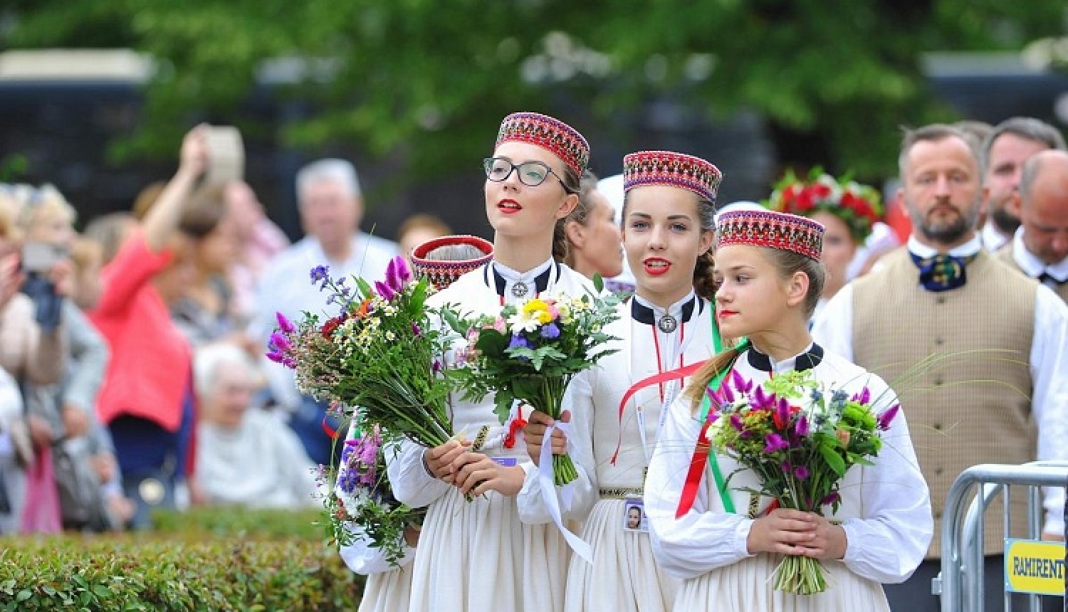 Septītā diena: deju lieluzvedums “Māras zeme”, noslēguma koncerta “Zvaigžņu ceļā” ģenerālmēģinājums, folkloras svētki un vokālo ansambļu koncerti