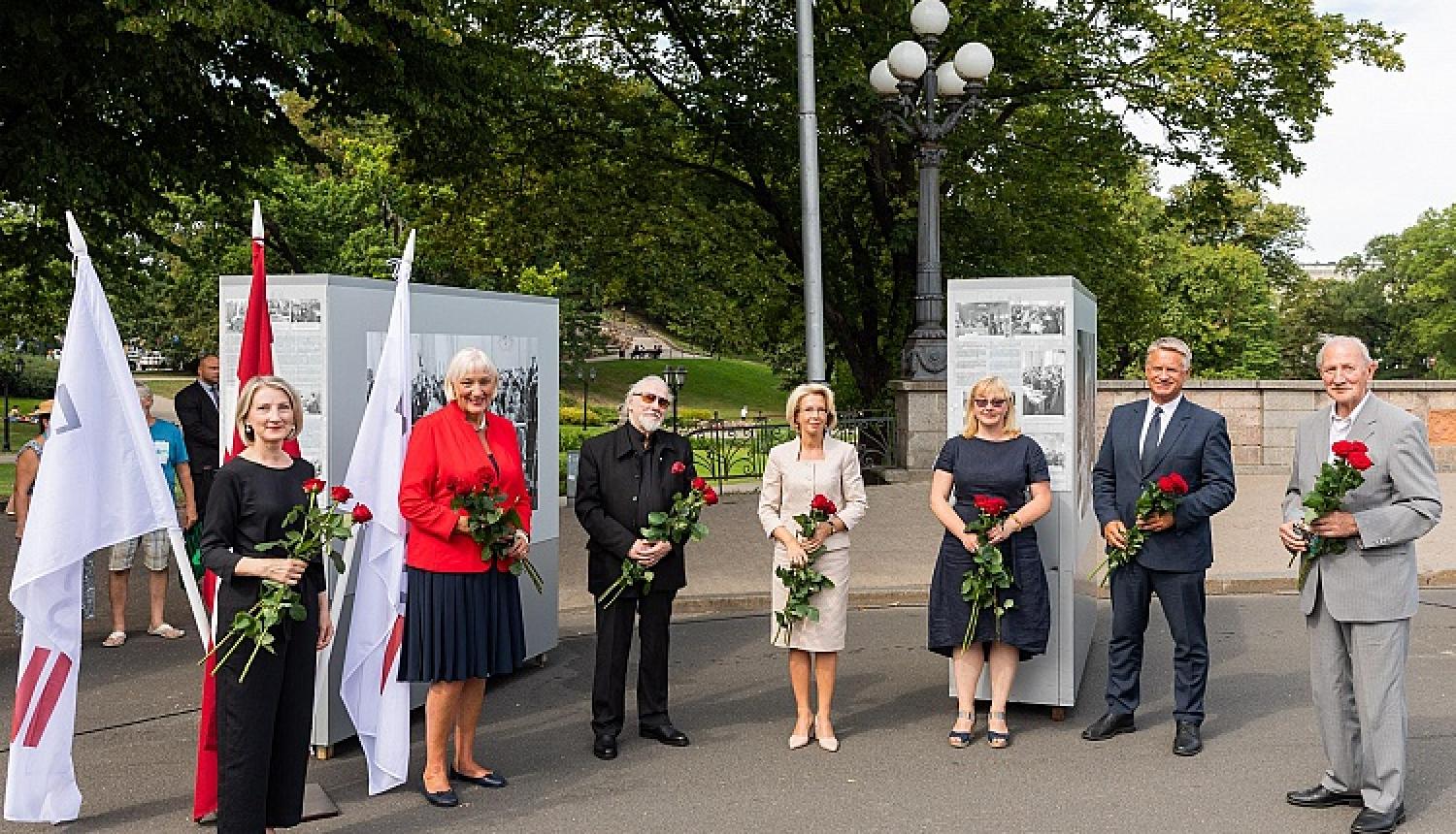 Brīvības laukumā atklāta Latvijas neatkarības atjaunošanas trīsdesmitgadei veltīta lielformāta fotoizstāde