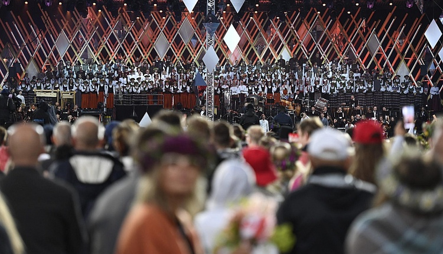 Otrā diena: pasaules latviešu konference un folkloras kopu uzstāšanās, deju koncerts „Vēl simts gadu dejai”, senioru koru koncerts, vokālo ansambļu parāde un amatierteātru izrādes