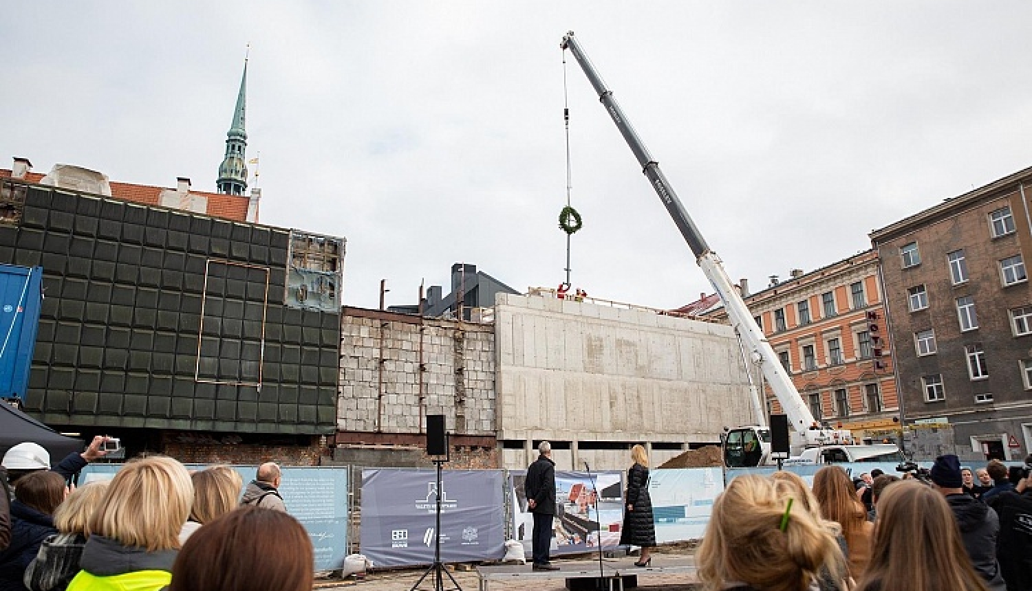 Spāru vainags rotā Latvijas Okupācijas muzeja „Nākotnes nama” jumtu