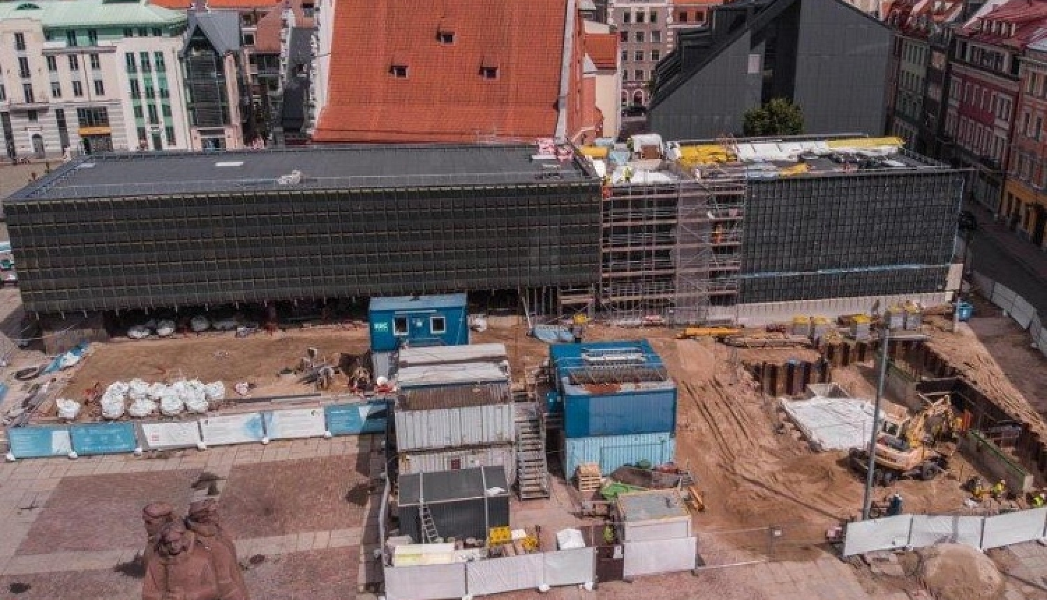 VNĪ: noslēgumam tuvojas konstrukciju izbūves darbi Okupācijas muzeja kompleksā, uzsākta Strēlnieku laukuma sakārtošana