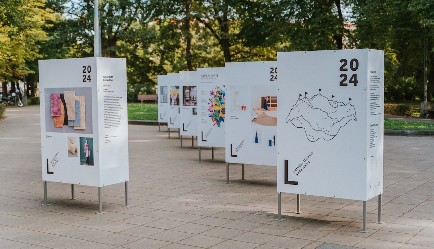 Esplanādē skatāma Latvijas Dizaina gada balvas 2024 uzvarētāju izstāde, foto: Lauris Aizupietis