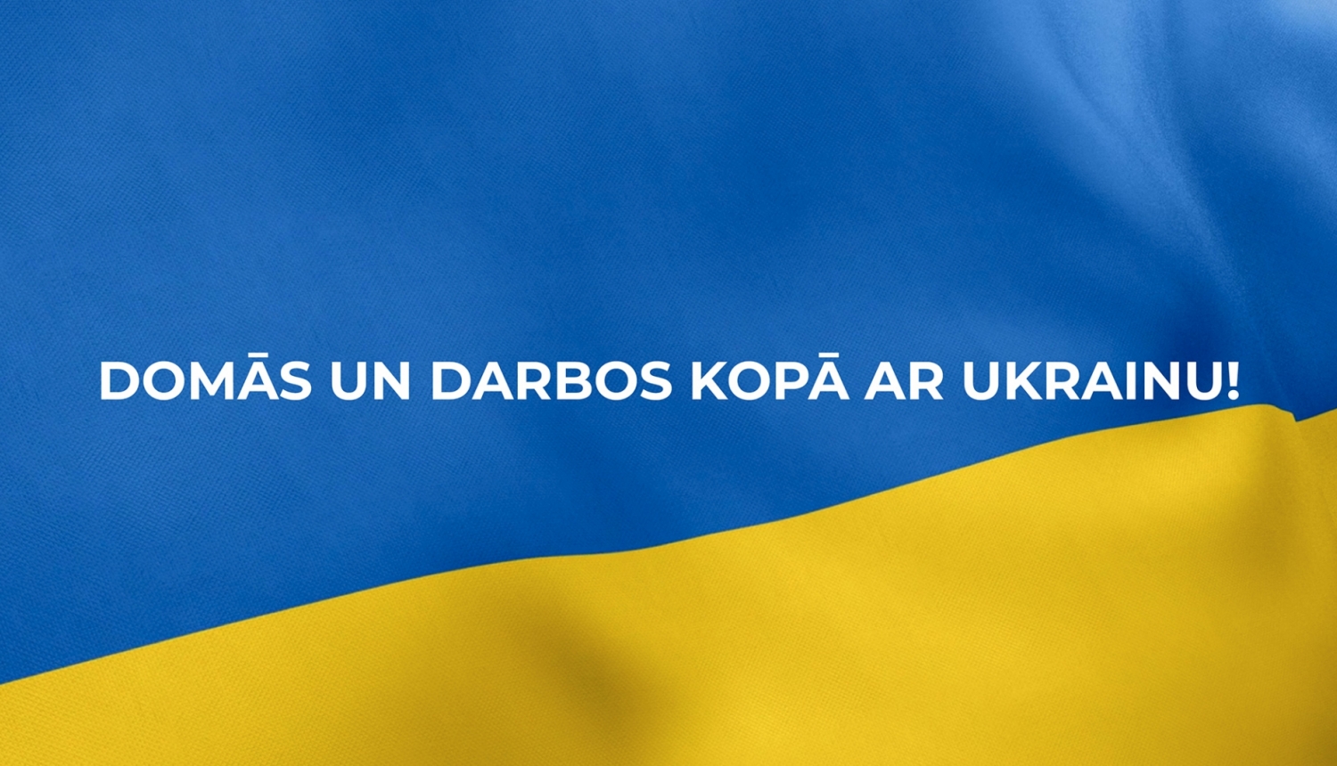 Teksts uz Ukrainas karoga fona: Domās un darbos kopā ar Ukrainu!