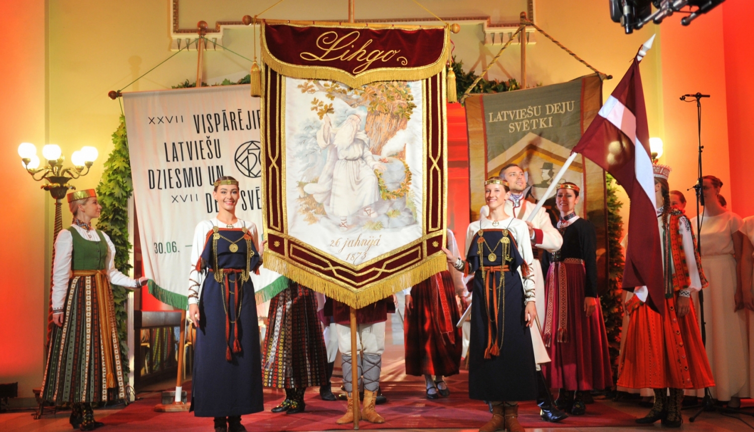 Svētku karoga cildināšana Rīgas Latviešu biedrības namā, foto: Aivars Liepiņš