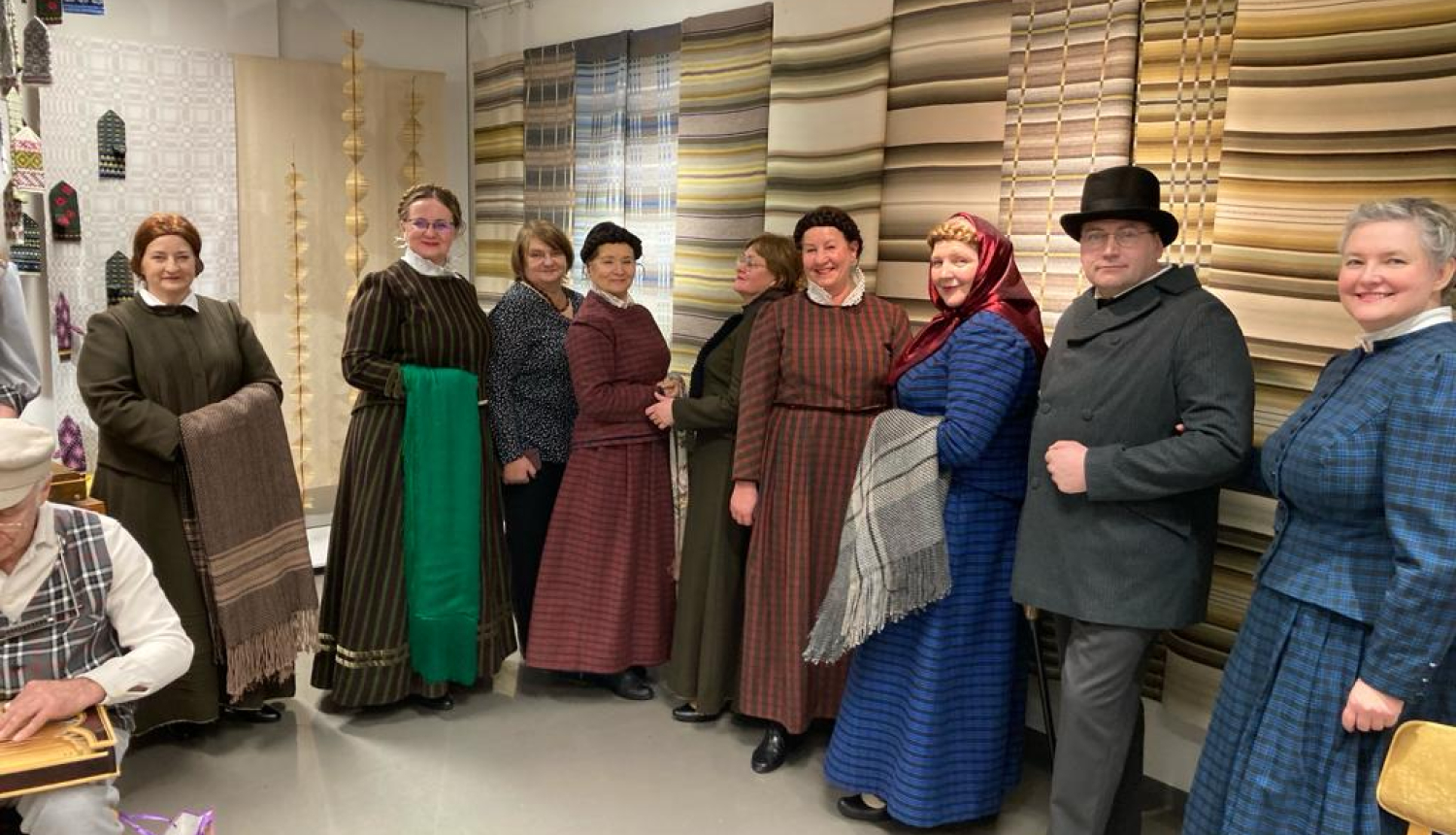 Tautas lietišķās mākslas meistari - audēji- ar saviem darinājumiem studijā