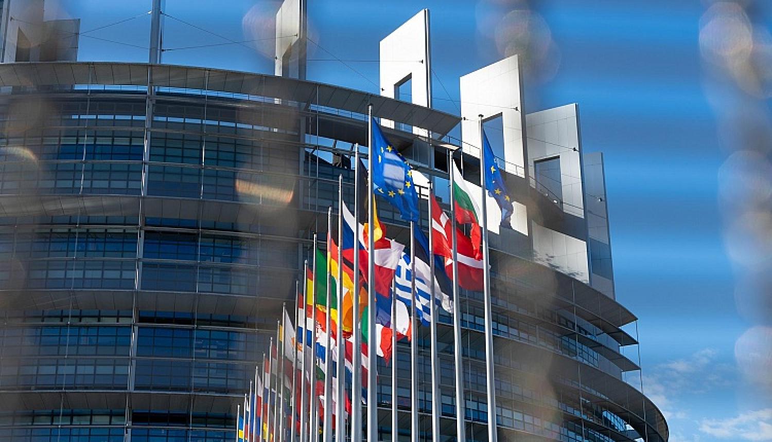 ES dalībvalstu karogi pie Eiropas Parlamenta ēkas Briselē