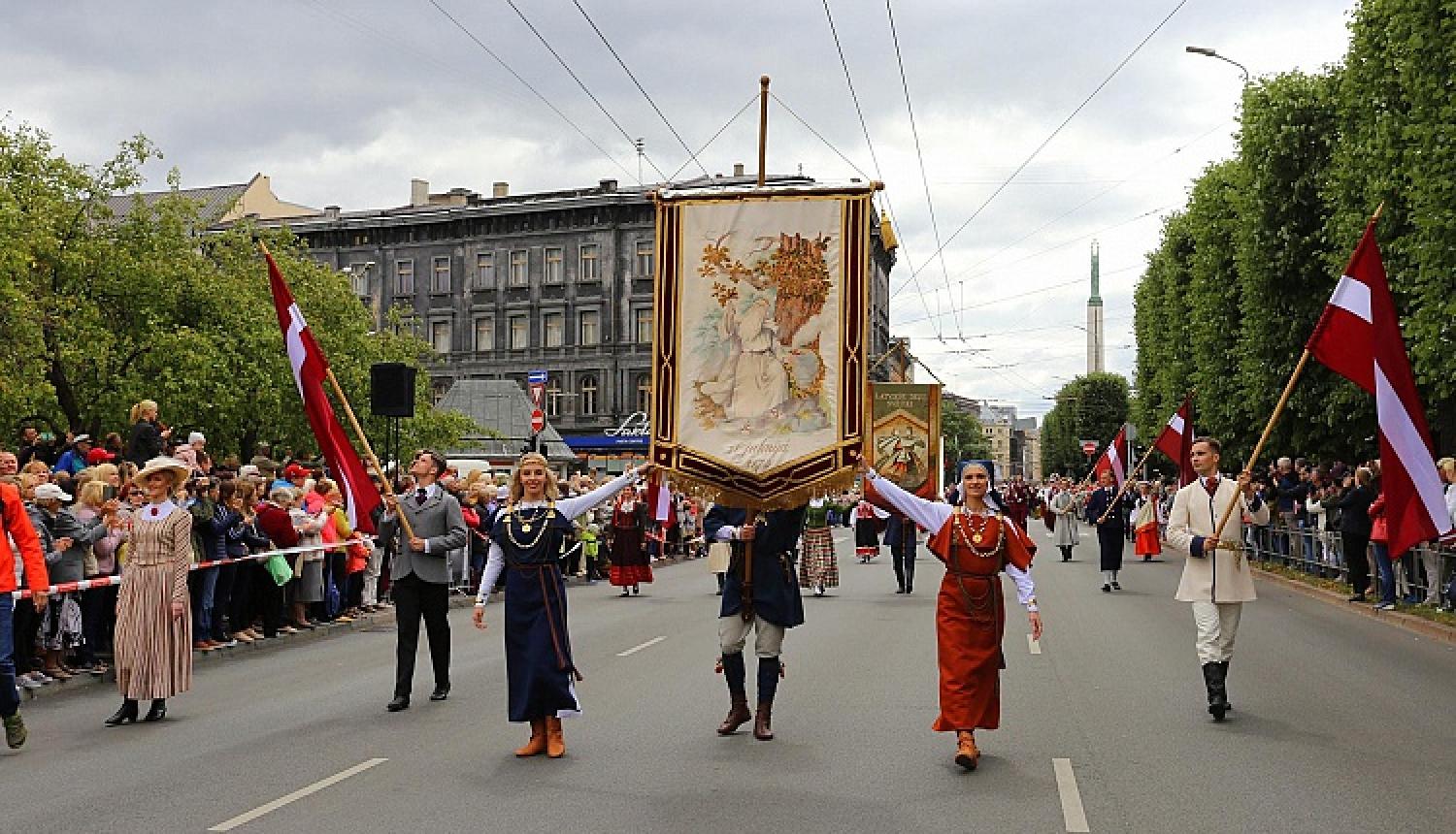 1.jūlijs: Virsdiriģentu un virsvadītāju godināšana, Dalībnieku gājiens, Atklāšanas koncerts