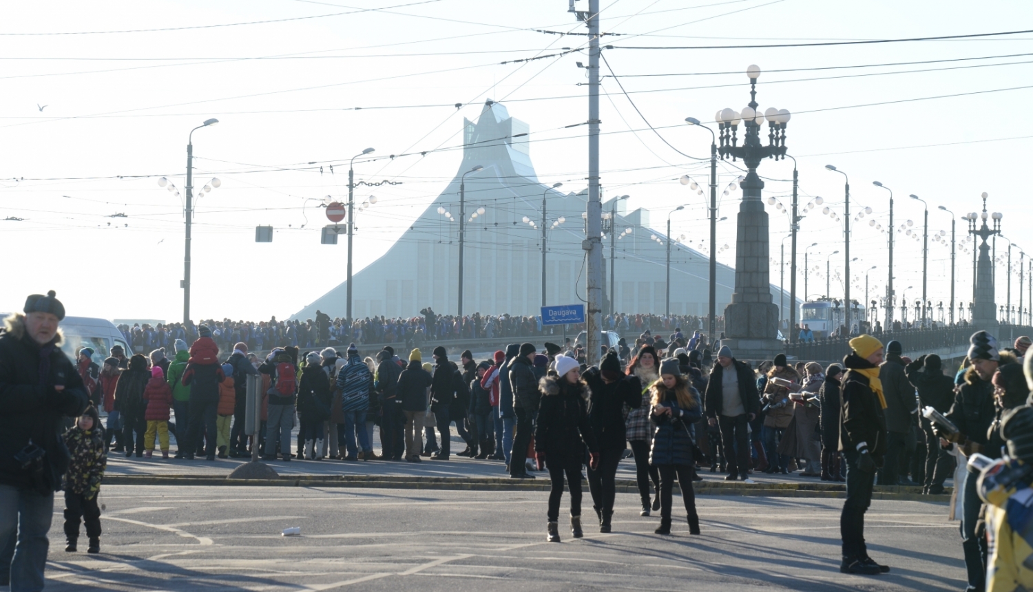 Akcija “Gaismas ceļš – grāmatu draugu ķēde” 2014. gada 18. janvārī, foto: Edgars Kalmēns