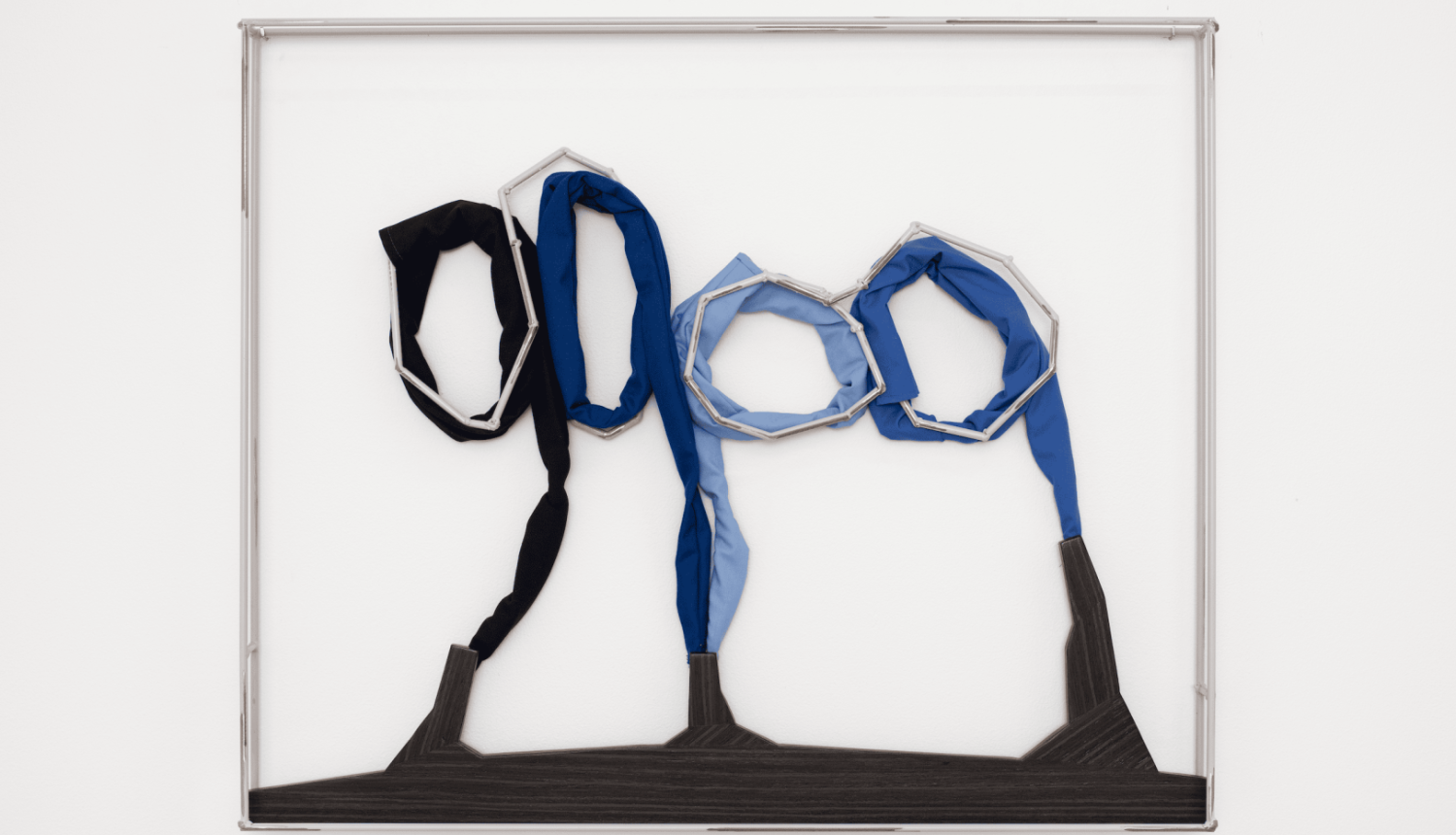 Indriķis Ģelzis, Four Sky Knots, 2025. Nerūsējošais tērauds, pulverkrāsojums, tekstils, finieris, MDF, 74cm x 61 x 4cm.
