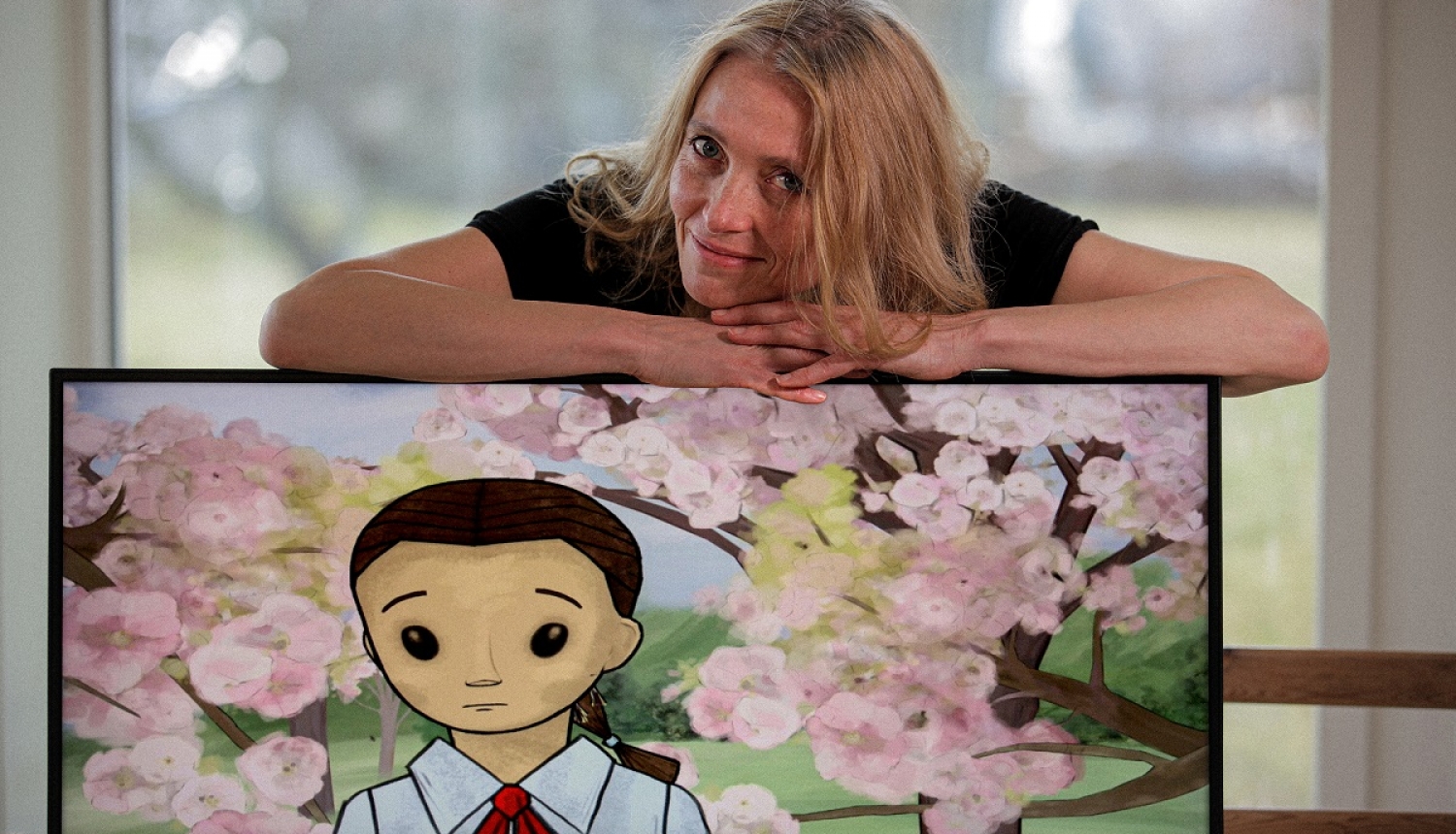 Ilze Burkovska ar zīmējumu no filmas "Mans mīļākais karš"
