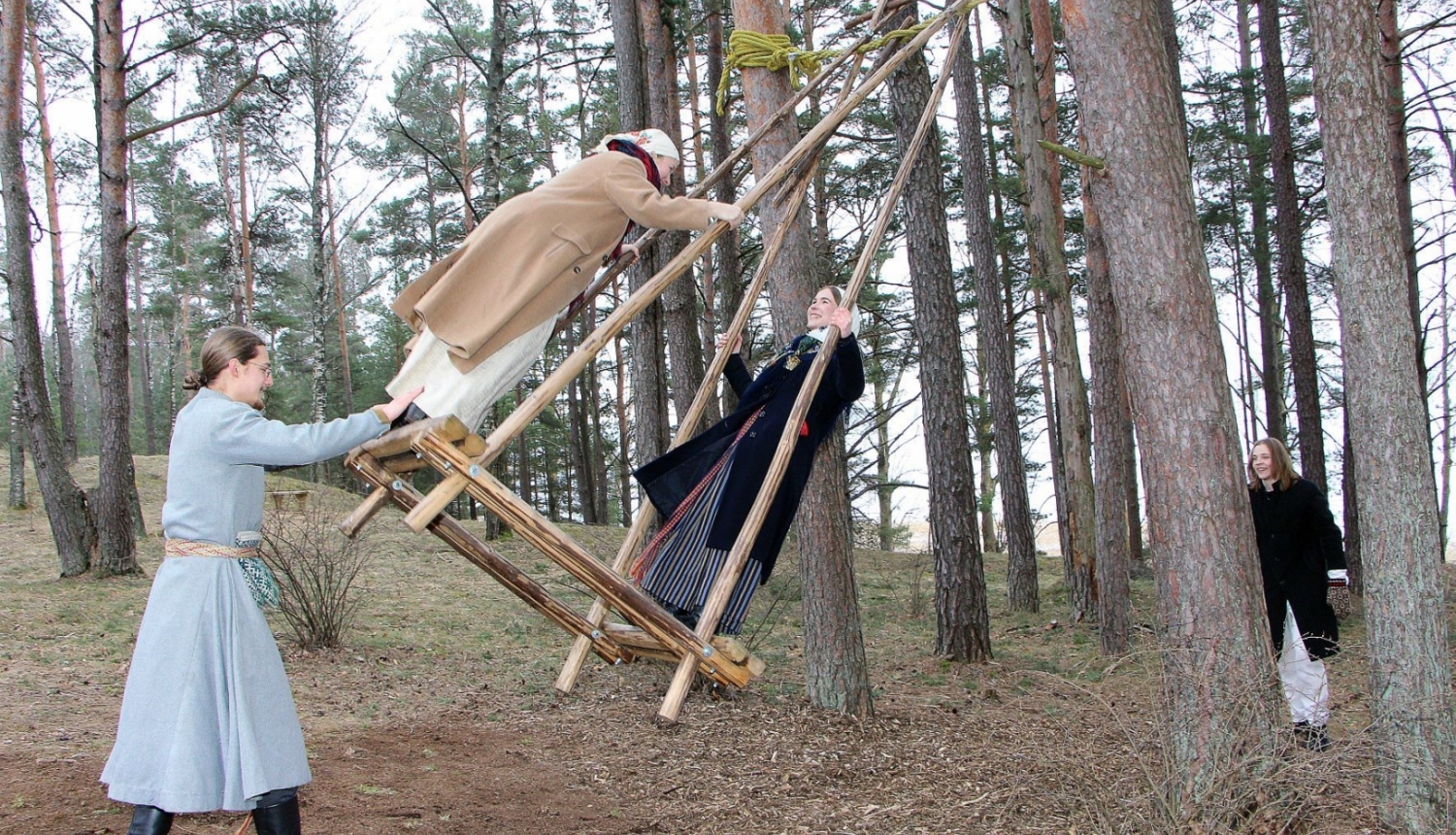 Cilvēki šūpolēs