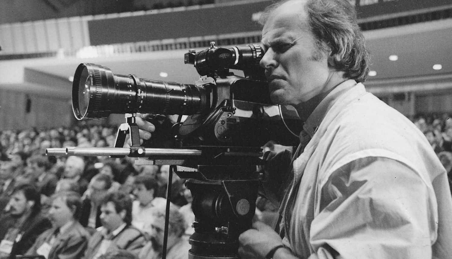 Operators Kalvis Zalcmanis ar kino kameru